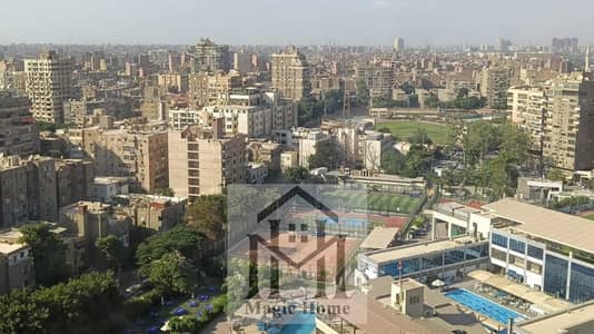 فرصة سكنية استثنائية في برج حيوي بميدان شهير. شقة دور عالي بإطلالة ساحرة ومفروشة بالكامل بالأجهزة والعفش.