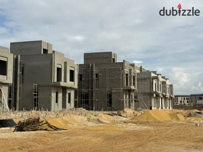 Townhouse for sale, middle unit, 230 sq m, in Lake West 2 compound. Delivery in 6 months.