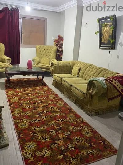 انتريه عباره عن اتنين كنبه واتنين كرسي  وطرابيزه