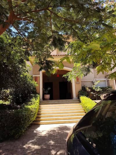 فيلا للبيع بسعر شقه سعرها 6 مليون ونصف فقط  متشطبه في ارقي كمبوند تلاله/ talala وفي اميز لوكيشن امام كمبوند سوديك ومدينتي.