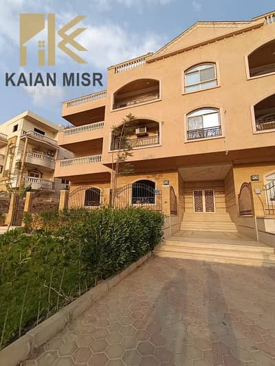 Super Lux finished apartment on the first floor, excellent in the most upscale neighborhoods of Al-Shorouk City, Al-Nadi neighborhood, with an area of 250 m, overlooking a 3000 m garden, clear view to the North.