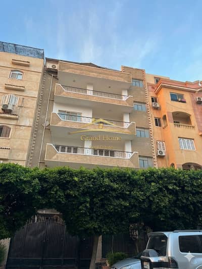 Apartment for sale 220m in the second District of 6th of October City near the central axis and next to Al Safwa Hospital and Al Hosary Mosque
