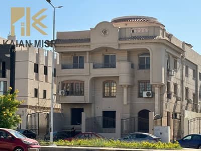 فرصة مميزة للسكن الراقي في مدينة الشروق  للبيع شقة أرضي خلفي جانبي بالحي الثامن فيلات