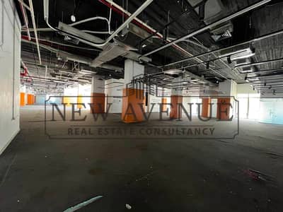 مكتب للإيجار AUC Mall  مباشرة على شارع التسعين القاهرة الجديدة  5000 م²  الدور الثاني والثالث  تشطيب كامل جاهز للتشغيل والاستلام الفوري
