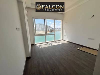 Buy and move in immediately! Located in the Latin District of New Alamein, this unit features a 100% northern exposure. Purchase at the original price
