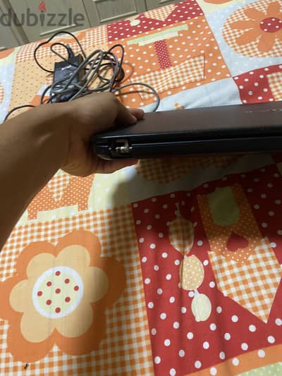 بيع لابتوب hp مشكلته في خبطه في الشاشه لونها اسود ممكن تتصلح