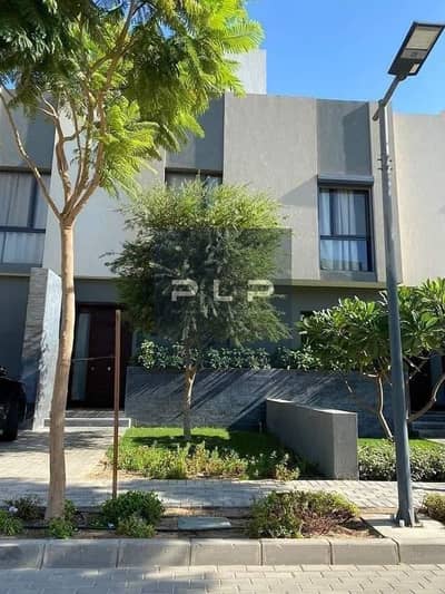 تاون كورنر للبيع في كمبوند بروچ مرحلة أكويلا موقع مميز جدًا – تشطيب كامل جاهز للسكن الفوري