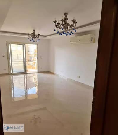شقة اول سكن للايجار بالمطبخ و التكييفات في كمبوند ذا سكوير صبور في التجمع الخامس قريب من الجامعة الأمريكية والطريق الدائري الأوسطي.