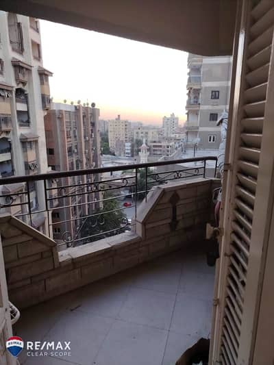 شقه متشطبة للبيع في مصر الجديدة بمساحة كبيرة  بجوار كل الخدمات شارع النزهة