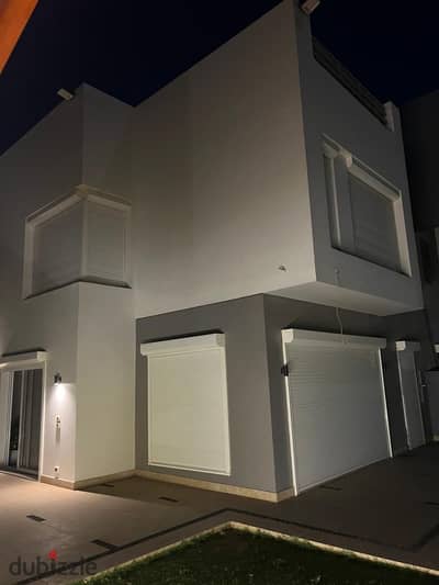 توين هاوس فاخر للإيجار في هايد بارك – Modern Luxury Living مفروش بالكامل بأثاث جديد وأجهزة First Use، مع حديقة خاصة 378 م² وتصميم راقٍ يوفر أعلى مستوى من الخصوصية والراحة.