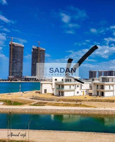 اخر تاون هاوس علي البحر استلام فوري متاح امكانية الدفع علي 12 سنة و بفيو ع ابراج العلمين الجديدة الساحل الشمالي بسعر لقطة مزارين