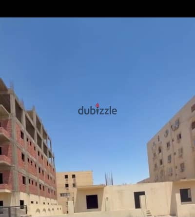 *فيلا للبيع بالقرنفل قريبه جدا من الرحاب موقع تحفه مساحة الأرض 1080 م مبنيه بالكامل بدروم وارضى واول وتاني ورووف الدور شقه متشطبة 3\4 تشطيب يوجد اسانس