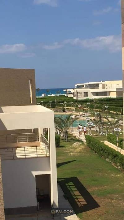للبيع شاليه بيطل على البحر متشطب بالتكيفات و المطبخ تقسيط في هاسيندا بجوار La vista و فوكا باي راس الحكمة الساحل الشمالي