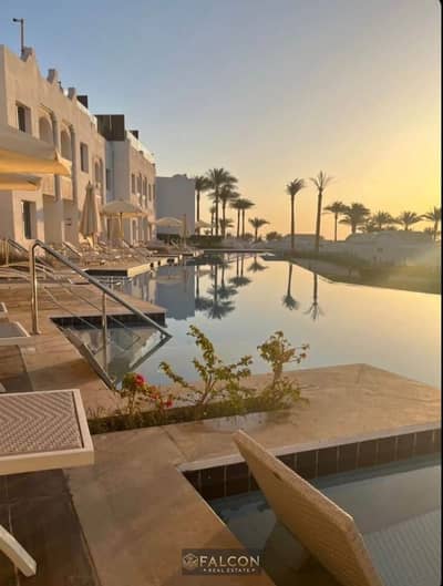 للبيع شاليه فيو POOL كامل التشطيب بالتكيفات و المطبخ من تطوير بالم هيلز بسعر اللونش