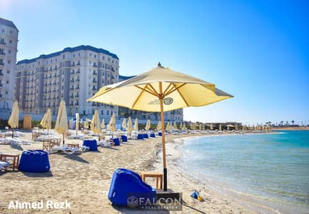 VIP beachfront chalet, first row on Lake Alamein and directly opposite the towers, steps away from the sea.