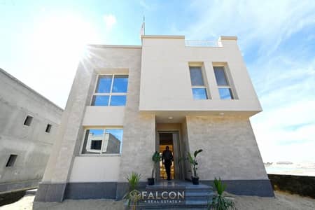 فيلا ستاندالون صف اول و بمسبح خاص علي اكبر بحيره رمليه في الساحل الشمالي بين مارينا 2 و مارينا 3 في قلب العلمين الجديده  باقساط تصل ل12 سنه