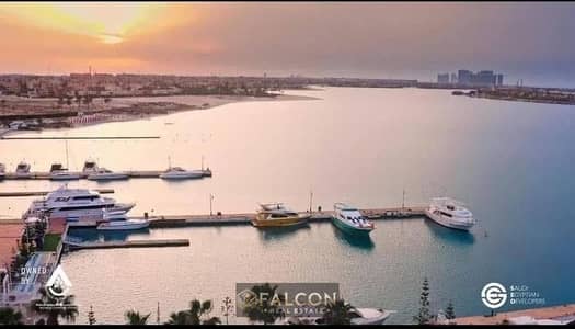 فيلا ستاندالون صف اول و بمسبح خاص علي اكبر بحيره رمليه في الساحل الشمالي بين مارينا 2 و مارينا 3 في قلب العلمين الجديده في مارينا 8 باقساط تصل ل12 سنه