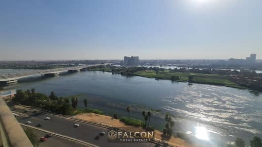 First row on the Nile Corniche (furnished, equipped with appliances and central air conditioning), one minute from Zamalek, next to the Hilton Hotel.