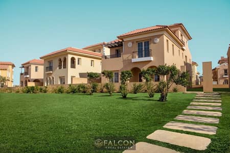 with 18% Discount Recieve immediately a Ready To Move Town House Villa Direct on Main 90's Street in Hyde Park New Cairo , 5th Settlement