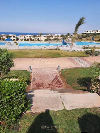 استلم فوري شاليه 3 غرف متشطب بالكامل و جاهز للمعيشه صف اول علي الPool و بفيو البحر في موقع مميز في منطقه الزعفرانه 8 دقايق من بورتو السخنه