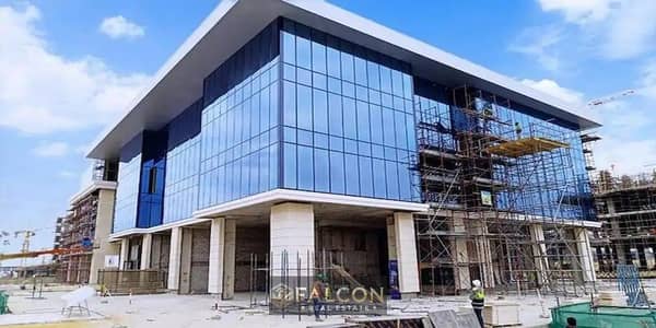جاهز للتشغيل 162 م محل فـ جولدن جيت التجمع الخامس Golden Gate New Cairo , علي شارع التسعين , والجامعه الامريكيه AUC بـ أعلي عائد اقوي استثمار أعلي ترا