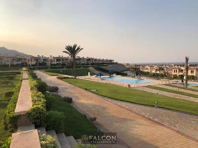 استلم فوري شاليه 3 غرف متشطب بالكامل و جاهز للمعيشه صف اول علي الPool و بفيو البحر في موقع مميز في منطقه الزعفرانه 8 دقايق من بورتو السخنه