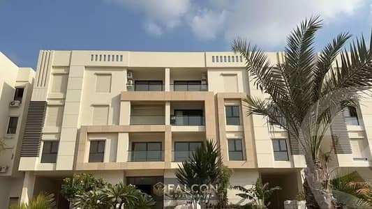 On the Suez Road, a high-end apartment with premium finishing, located opposite Madinaty Gate, just 4 minutes from the New Administrative Capital. A u