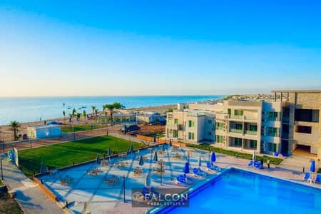 Two-bedroom beachfront chalet with a 40% cash discount. Full sea view. For sale, ready for viewing, in Aroma Village, Ain Sokhna, on the Zaafarana Roa
