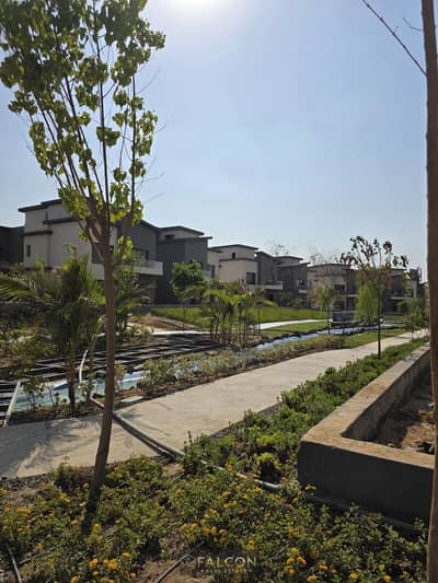 شقه للبيع ( استلام فوري Ready To Move ) كمبوند كريك تاون Creek town شقه بمساحه 170 متر 3 غرف نوم ماستر بدون دفعات سنويه ع طريق السويس امام الرحاب
