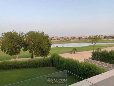 تاون هاوس فيلا للبيع 4 غرف فيو للجولف city gate new cairo موقع مميز بجوار hyde park و Zed east