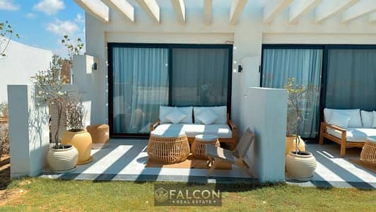 Two-bedroom chalet for sale in D-Bay, in a prime location and at the lowest price. Fully finished, directly on the lagoon, less than 100 meters from t