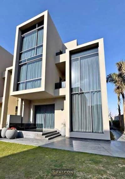 فيلا للبيع 270م | pool + garden + rooof | دقايق الي AUC بجوار Palm Hills New Cairo و Stone Residence
