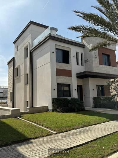 Corner-unit townhouse for sale (172 sqm) in Azzar, New Cairo—featuring a landscape view and cash discount. Located near Cairo Airport and AUC
