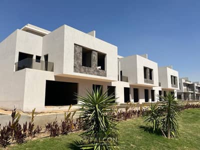 Twin house for sale ready for immediate delivery, high-end finishing, and panoramic views. Located near the AUC, Cairo Airport, and the Ne
