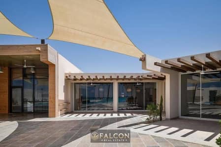 جاهز للمعاينة حالا شاليه 100% Sea view و تشطيب High end للبيع بأقساط 8 سنين بجوار مطار العلمين و طريق الفوكا بـ قريه دايركشن وايت Direction white