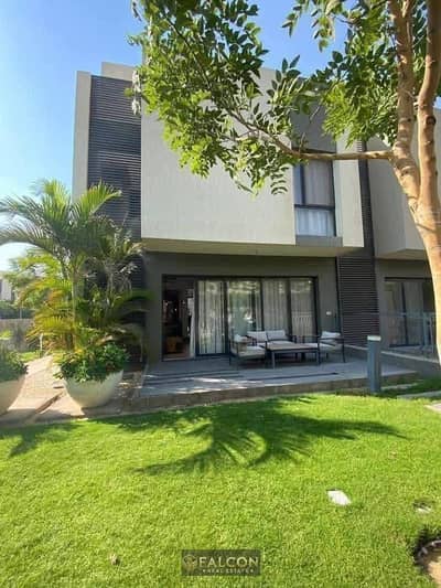 فيلا استندالون بفيو على ال private pool للبيع فى كمباوند البروج الشروق سور فى سور مع المركز الطبى العالمى وبجوار مدينتى