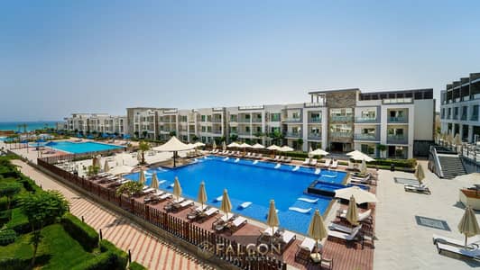 شاليه sea view (بخصم 40%) +{fully finished with Acs & kitchen} للبيع فى قريه اروما aroma العين السخنه