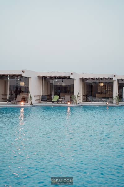 شاليه 100% Sea view بـ تشطيب High end للبيع و أقساط 8 سنين بجوار مطار العلمين و طريق الفوكا بـ قريه دايركشن وايت Direction white