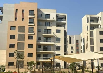 شقه جاهزه للسكن الفورى (بخصم 31%) للبيع من مراكز للبيع فى كمبوند ديستريكت 5 district التجمع الخامس دقائق للجامعه الامريكيه auc