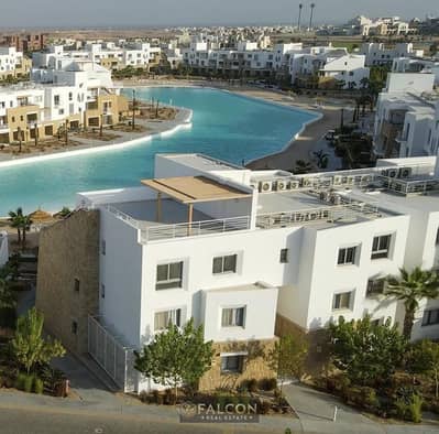 شاليـــة للبيــــع علي البحـــر ( مــتشطـبــة بالكامــل + بالـمطبـــخ + والـتكيفـــات  ) في الجونــــــا