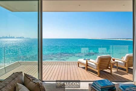 Hotel-serviced chalet, fully finished, directly on the sea in Marina 5, with installments over 10 years.