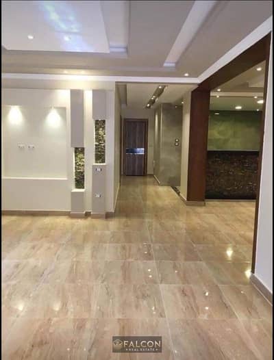 فــرصــه للاستثمـــار شقـــة للبيـــع ( بالتشطــيب فـندقـــي  ) امـــام مـدينتـــي قريـب مـــن Open Air Mall
