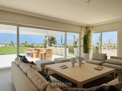 Chalet for sale, hotel finishing (immediate receipt) directly on the sea  In Marina 5