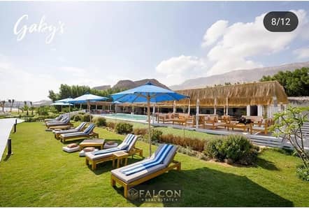 Fully finished chalet (on the sea), ready for immediate occupancy, for sale in Jabal Village in Ain Sokhna, near Porto Sokhna, with a private sandy be