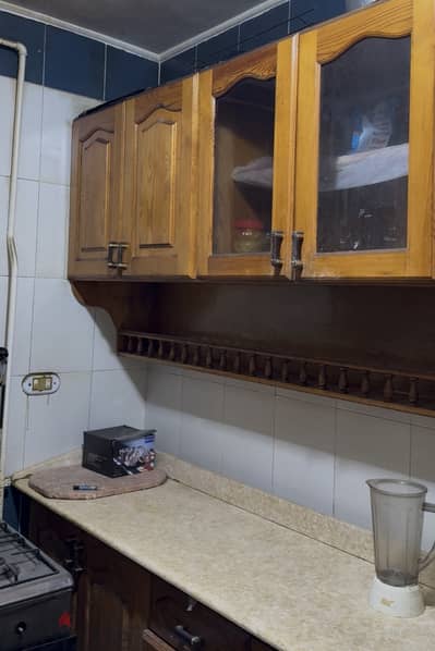 مطبخ خشب طبيعى بحالة ممتازة جدا بالرخامه ٣ قطعه