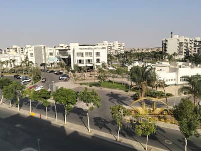 Apartment 141 sq m for sale in Madinaty B14, lowest total price, old stone contract, booked in 2022, direct view of services, completely unobstructed.