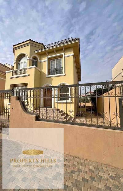 Villa for sale in hydepark Ready to deliver and for viewing with private pool and large space and less loading  • Unit Type: townhouse • Built-up Area: 212m² • Location: Hyde Park, New Cairo • Status: Ready for viewing  Project Features:  Prime location i