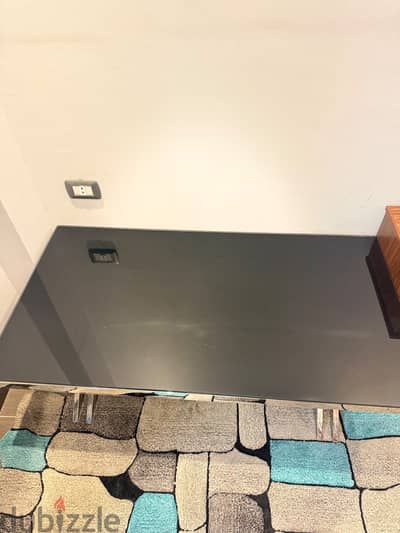 Center table excellent condition barely used