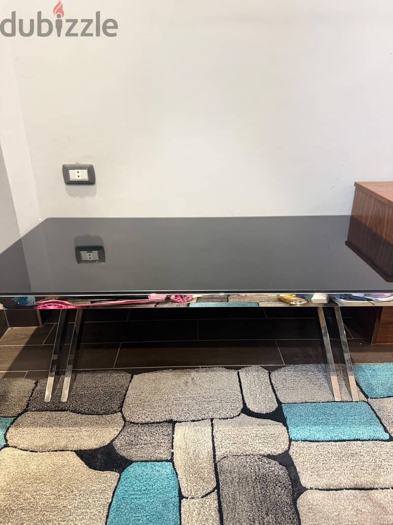 Center table excellent condition barely used 1