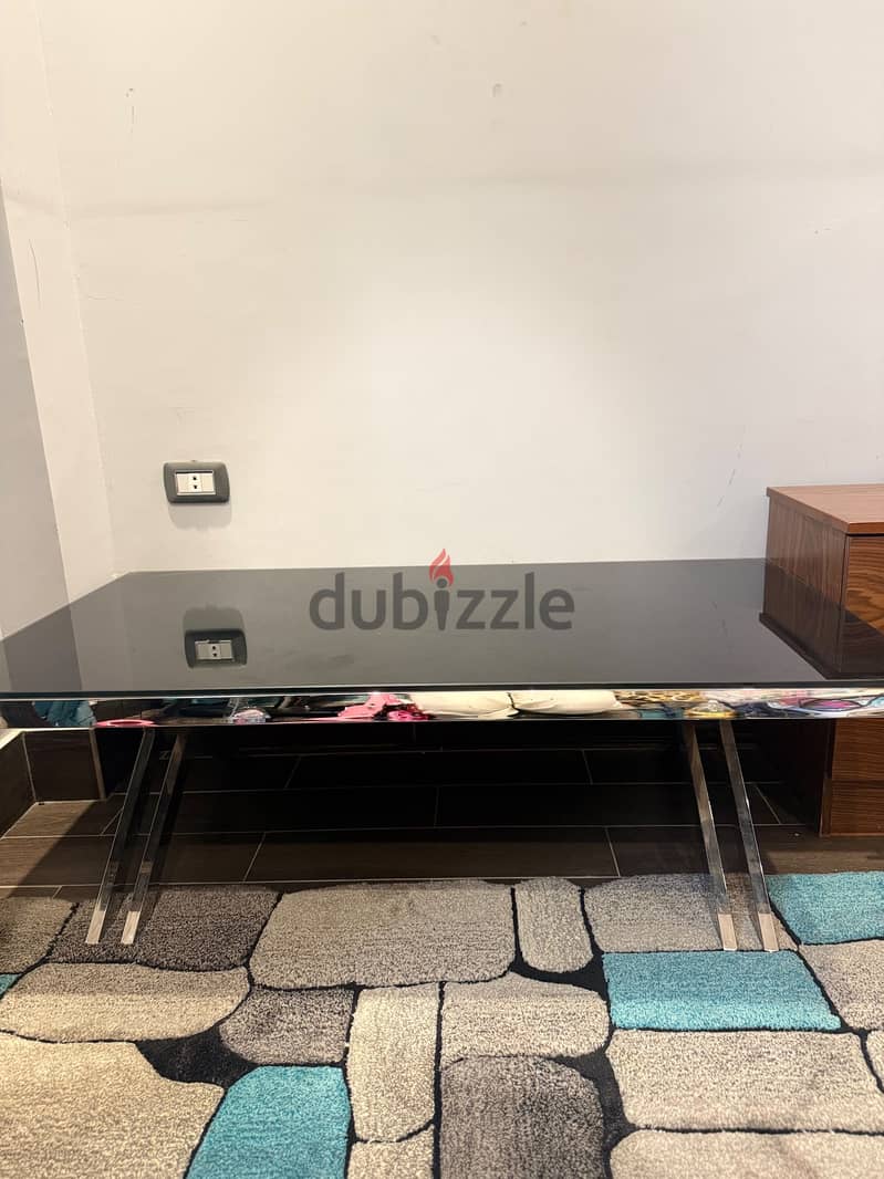 Center table excellent condition barely used 2